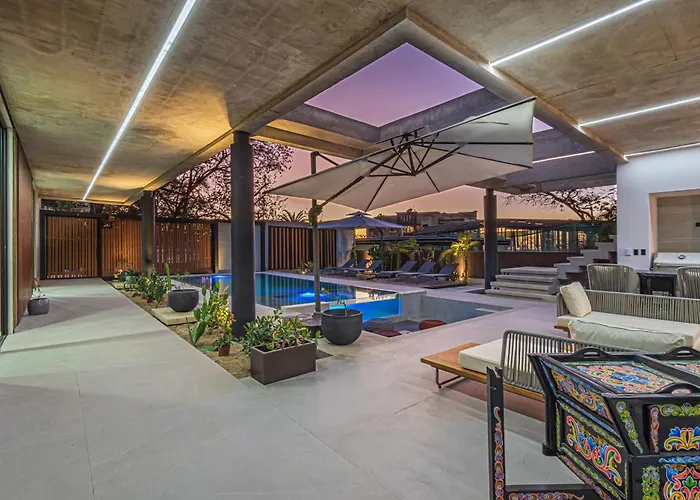 New 6 Bd Modern Walk To *