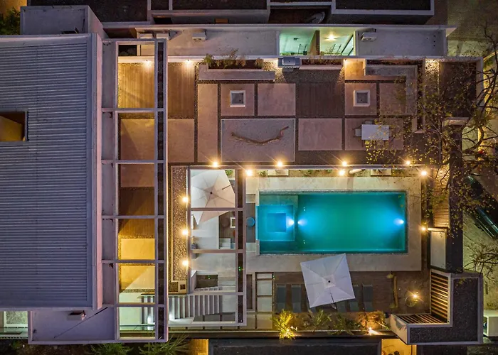 New 6 Bd Modern Walk To *